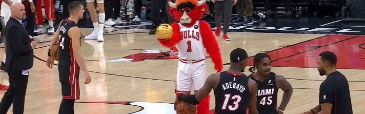 希罗和公牛吉祥物比赛半场背投 后者一击命中让希罗“临阵退缩”