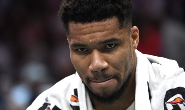 U球体育官网-又一场无奈的失利！字母哥13中9&amp;罚球14中7空砍25分 有7次失误