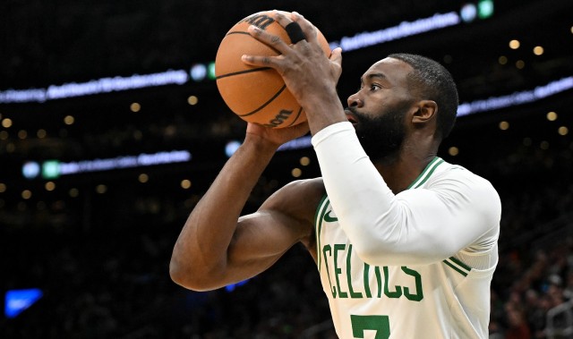 杰伦·布朗：掘金对抗很足但裁判不吹他们犯规 这影响了我的心态