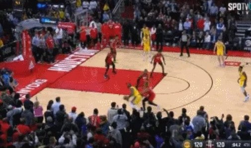 U球体育直播-詹姆斯放弃绝杀赛后引争议 沃格尔：相信他的决策